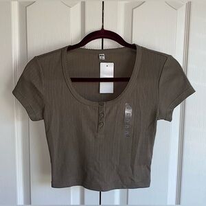 NWT, Uniqlo Olive Green Fitted Crop button front T-Shirt in a Juniors Size XS.